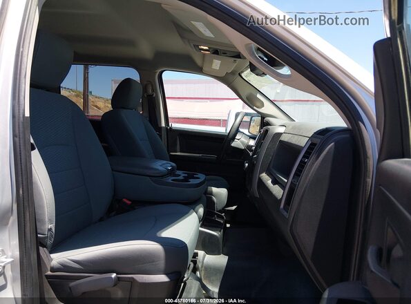 1C6RR6KG4GS373932 2016 RAM 1500 Серебряный Вид салона спереди