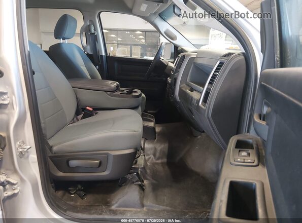 1C6RR6KG6JS296522 2018 RAM 1500 Silver წინა სალონის ხედი