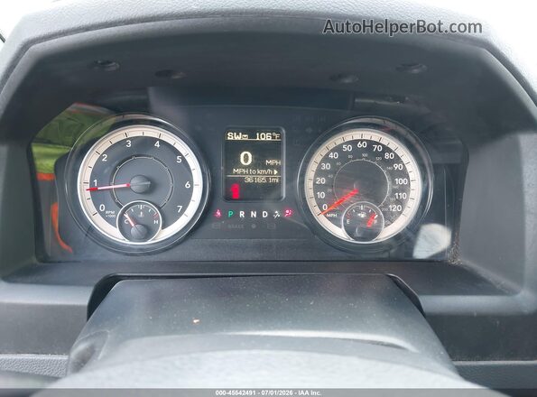 1C6RR6KG9JS303625 2018 RAM 1500 Серебряный Вид задних сидений