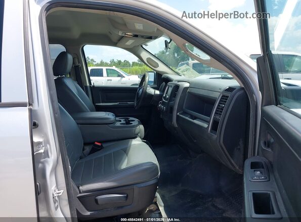 1C6RR6KG9JS303625 2018 RAM 1500 Серебряный Вид салона спереди
