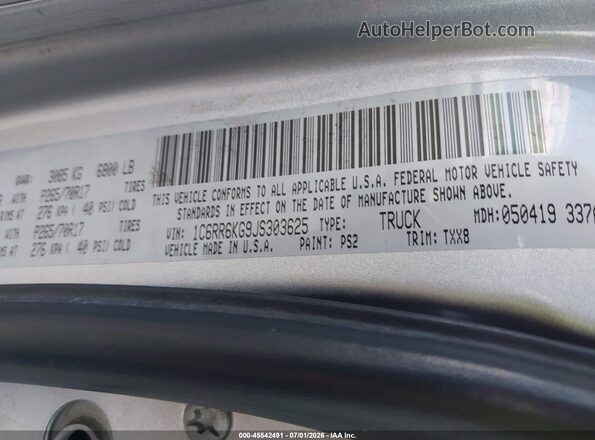 1C6RR6KG9JS303625 2018 RAM 1500 Серебряный Вид подкапотного пространства