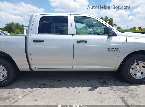 1C6RR6KGXJS303620 2018 RAM 1500 Серебряный Вид задней части салона