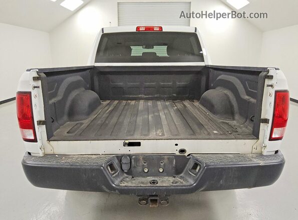 1C6RR6KT6KS633480 2019 RAM 1500 White Widok z tyłu
