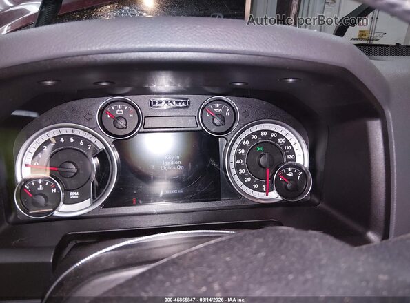 1C6RR6LT5HS584599 2017 RAM 1500 Red Widok tylnych siedzeń