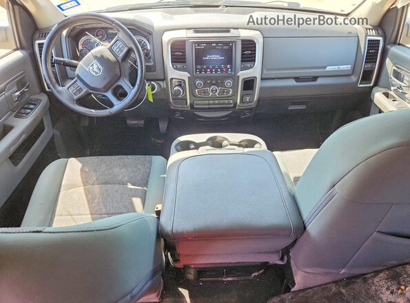 1C6RR6LT7KS539056 2019 RAM 1500 Gray Widok deski rozdzielczej