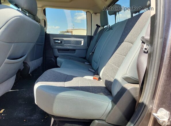 1C6RR6LT7KS539056 2019 RAM 1500 Gray Widok tylnych siedzeń