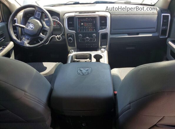 1C6RR6TT1LS135137 2020 RAM 1500 Silver Widok deski rozdzielczej