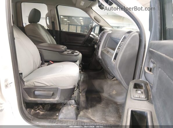 1C6RR7FG0GS377122 2016 RAM 1500 Белый Вид салона спереди