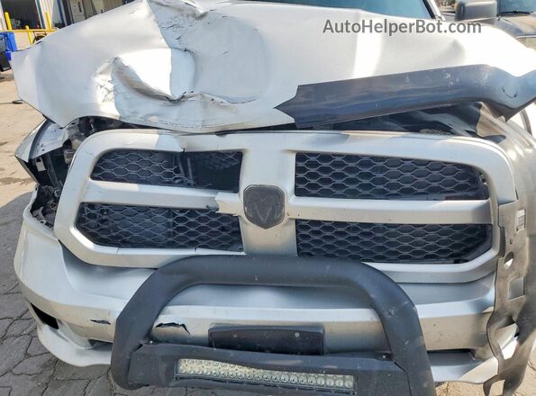 1C6RR7FG0JS185996 2018 RAM 1500 Silver Widok wnętrza z tyłu