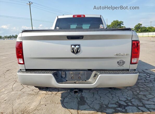 1C6RR7FG0JS185996 2018 RAM 1500 Silver Widok z tyłu