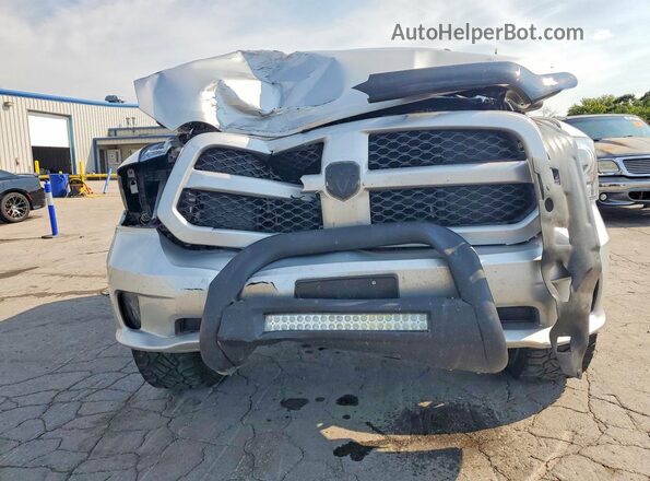 1C6RR7FG0JS185996 2018 RAM 1500 Silver Widok z przodu