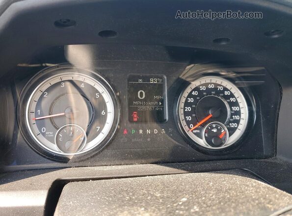 1C6RR7FG0JS185996 2018 RAM 1500 Silver Widok zestawu wskaźników