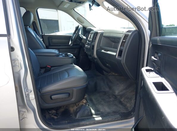 1C6RR7FG1HS596902 2017 RAM 1500 Silver Widok wnętrza z przodu