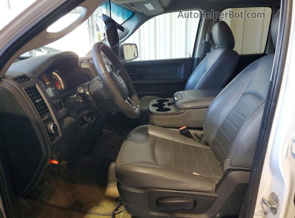 1C6RR7FG5JS160060 2018 RAM 1500 Белый Вид панели приборов