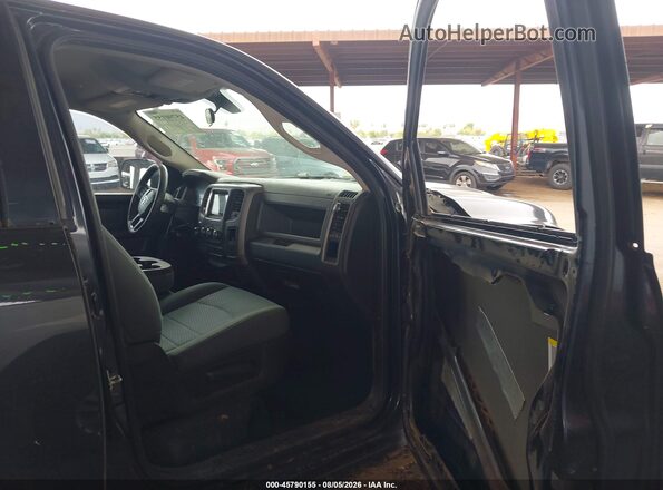 1C6RR7FG5JS345869 2018 RAM 1500 Black Front interior view