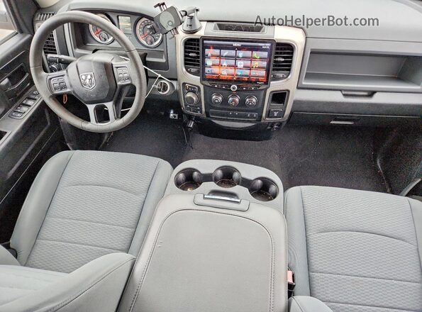 1C6RR7FG6JS217169 2018 RAM 1500 Black Widok deski rozdzielczej