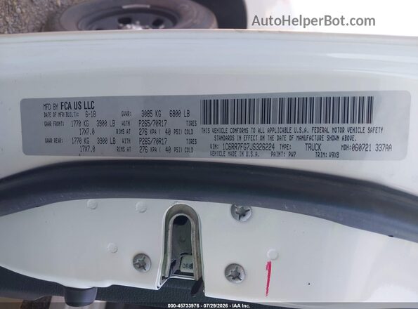 1C6RR7FG7JS326224 2018 RAM 1500 White Vista del compartimento del motor