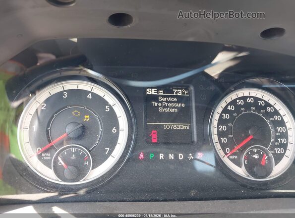 1C6RR7FT4JS327912 2018 RAM 1500 Silver Widok tylnych siedzeń