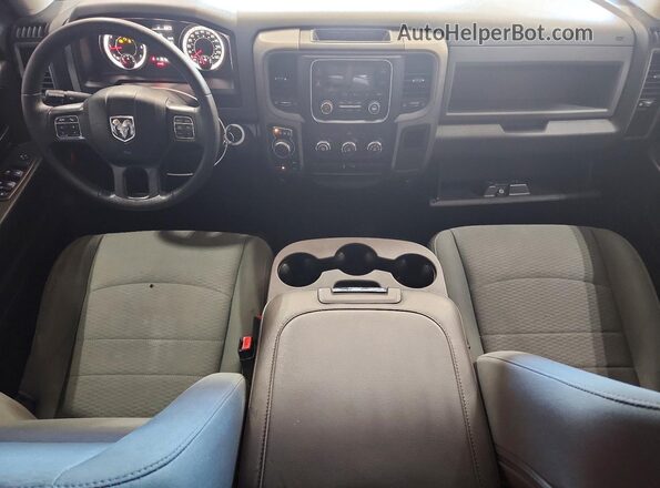 1C6RR7FTXHS789787 2017 RAM 1500 Красный Вид панели приборов