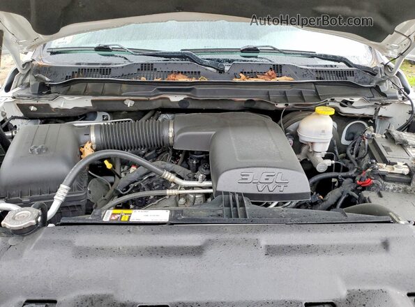 1C6RR7GG1LS146657 2020 RAM 1500 White Widok wnętrza z tyłu