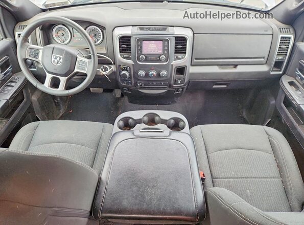 1C6RR7GTXMS597584 2021 RAM 1500 Серебряный Вид панели приборов