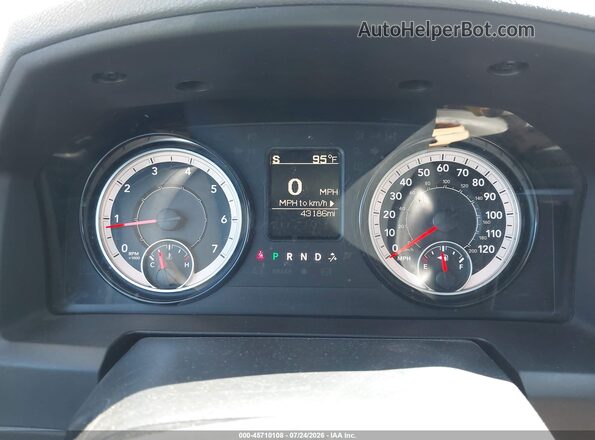 1C6RR7KG0JS157556 2018 RAM 1500 White Vista de los asientos traseros