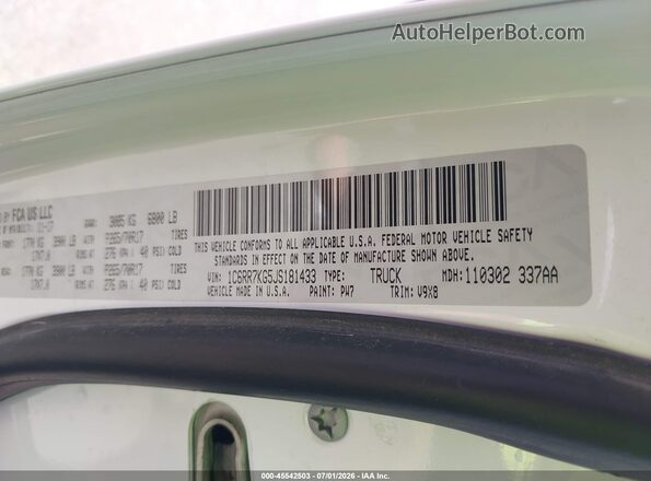 1C6RR7KG5JS181433 2018 RAM 1500 Белый Вид подкапотного пространства