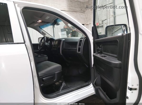 1C6RR7KG7JS300499 2018 RAM 1500 White Вид салону спереду