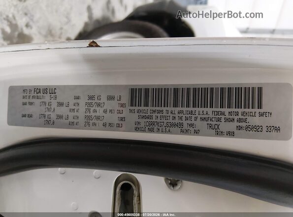 1C6RR7KG7JS300499 2018 RAM 1500 White Вид підкапотного простору