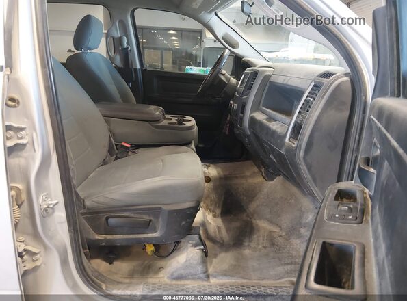 1C6RR7KG9JS144174 2018 RAM 1500 Silver Вид салону спереду