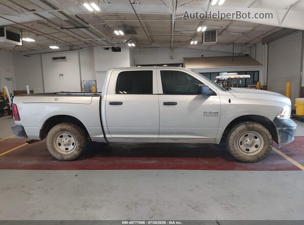 1C6RR7KG9JS144174 2018 RAM 1500 Silver Вид задньої частини салону