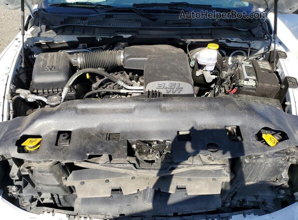 1C6RR7LG8NS241385 2022 RAM 1500 White Widok wnętrza z tyłu