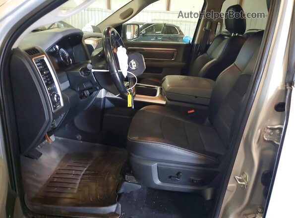 1C6RR7LM0HS880645 2017 RAM 1500 Silver Widok wnętrza z przodu