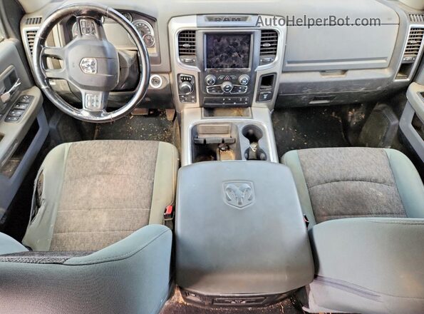 1C6RR7LM0JS244166 2018 RAM 1500 Черный Вид панели приборов