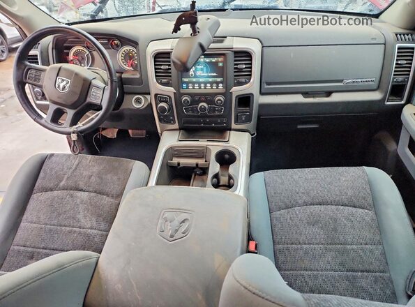 1C6RR7LT2KS624439 2019 RAM 1500 Бордовый Вид панели приборов