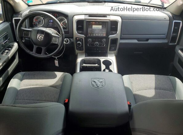 1C6RR7LT5HS571793 2017 RAM 1500 Красный Вид панели приборов