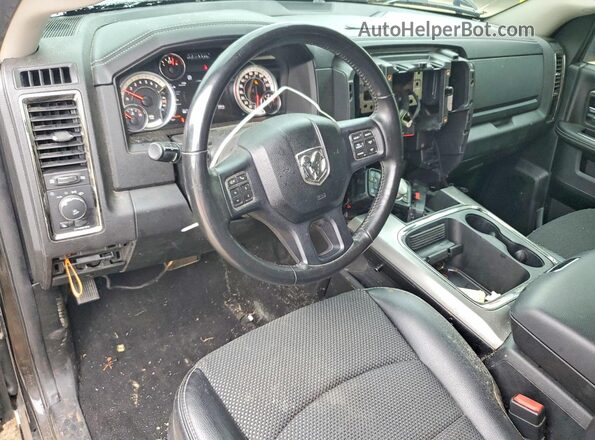 1C6RR7MT2JS290183 2018 RAM 1500 Черный Вид панели приборов