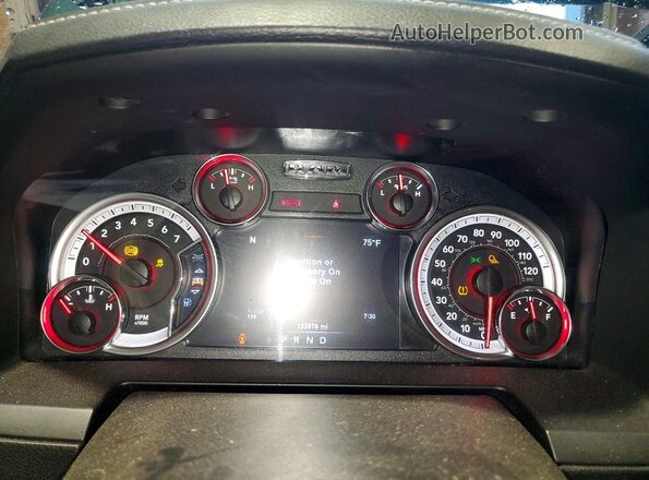 1C6RR7MT8JS172347 2018 RAM 1500 Green Вид щитка приладів