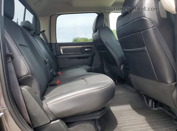 1C6RR7MTXJS138362 2018 RAM 1500 Charcoal Widok tylnych siedzeń