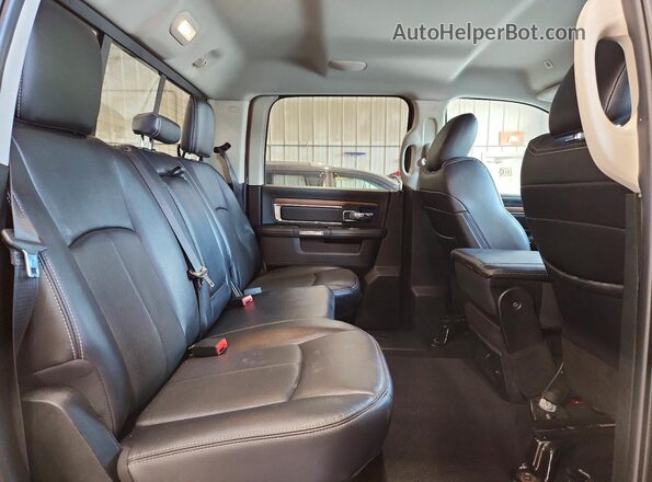 1C6RR7NG0JS318807 2018 RAM 1500 Red Vista de los asientos traseros