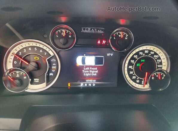 1C6RR7NG0JS318807 2018 RAM 1500 Red Vista del cuadro de instrumentos