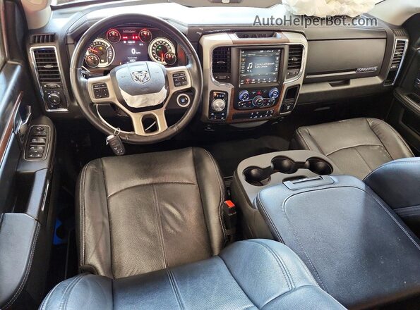 1C6RR7NG0JS318807 2018 RAM 1500 Red Vista del salpicadero