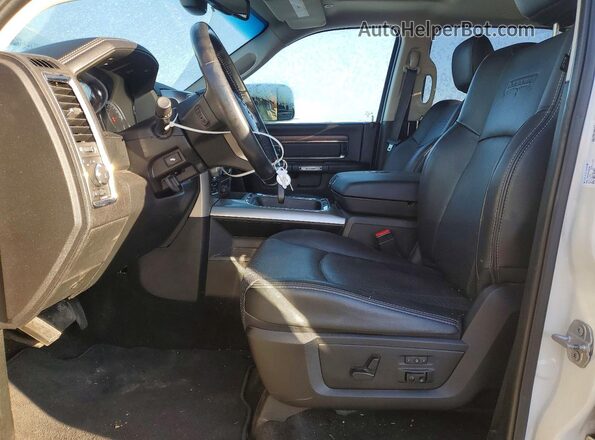 1C6RR7NT9HS854629 2017 RAM 1500 White Widok wnętrza z przodu