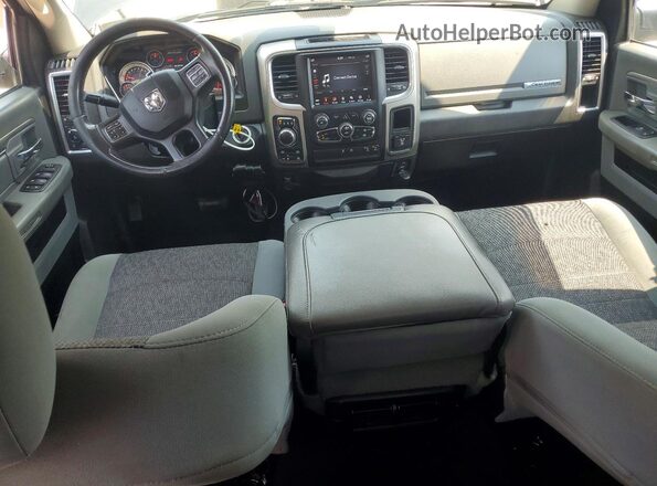 1C6RR7TT7KS596802 2019 RAM 1500 Gray Widok deski rozdzielczej
