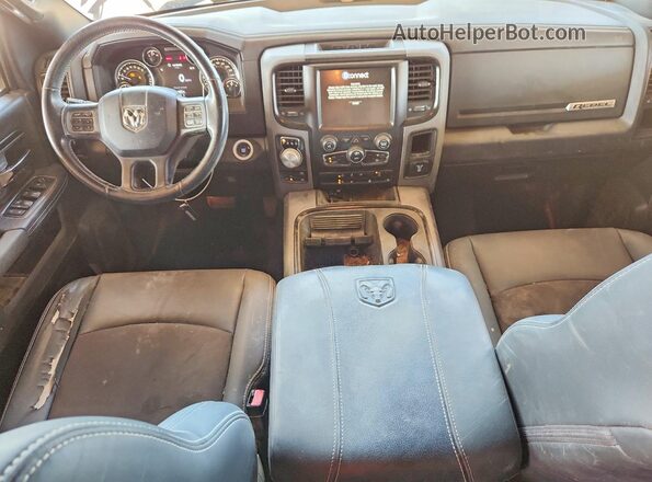 1C6RR7YT0HS771778 2017 RAM 1500 Burgundy Widok deski rozdzielczej