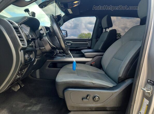 1C6RREFT3NN114202 2022 RAM 1500 Silver Front interior view