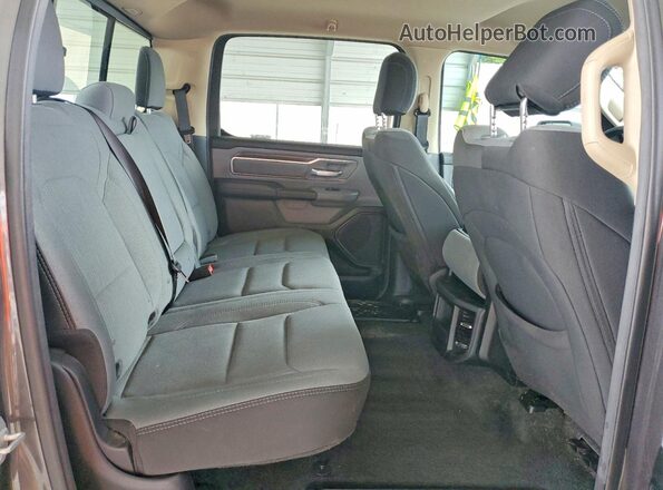 1C6RREFT4KN879754 2019 RAM 1500 Gray Widok tylnych siedzeń