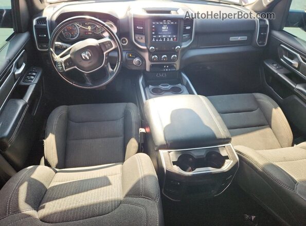 1C6RREFT5LN237965 2020 RAM 1500 Красный Вид панели приборов