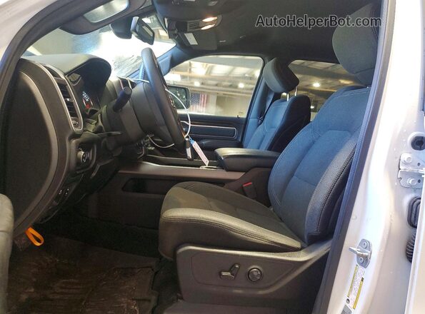 1C6RREFT6KN581917 2019 RAM 1500 White Widok wnętrza z przodu