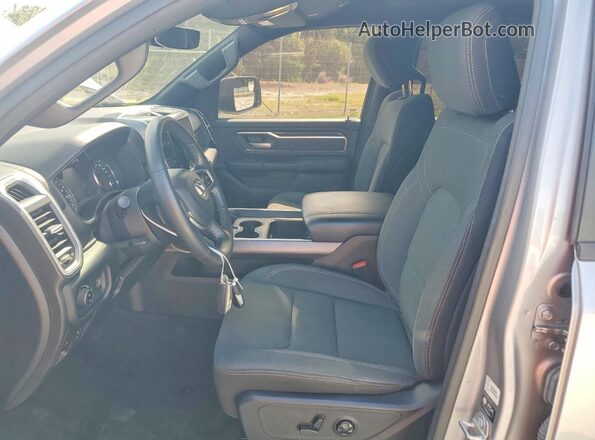 1C6RREFT8MN690317 2021 RAM 1500 Silver Vista interior delantera